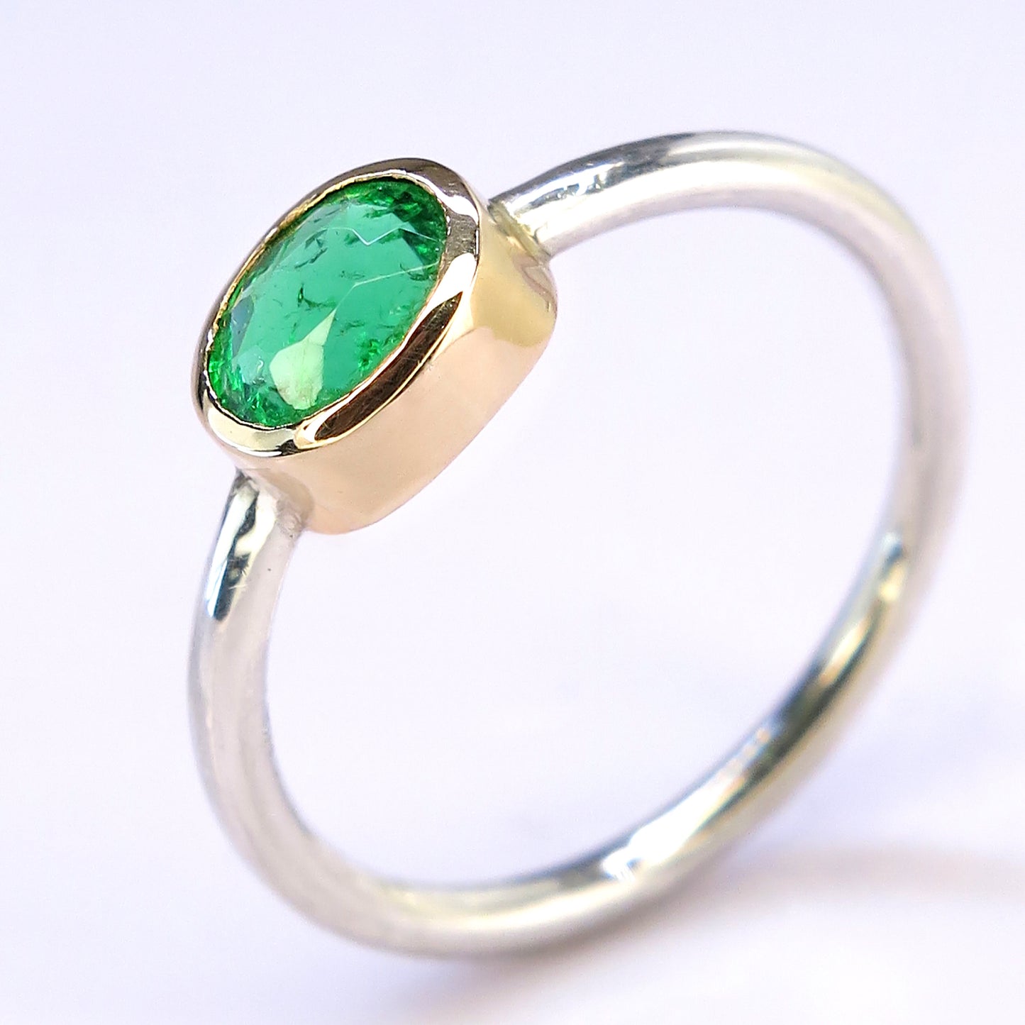 Anel em Prata com Detalhes em Ouro Amarelo e Esmeralda