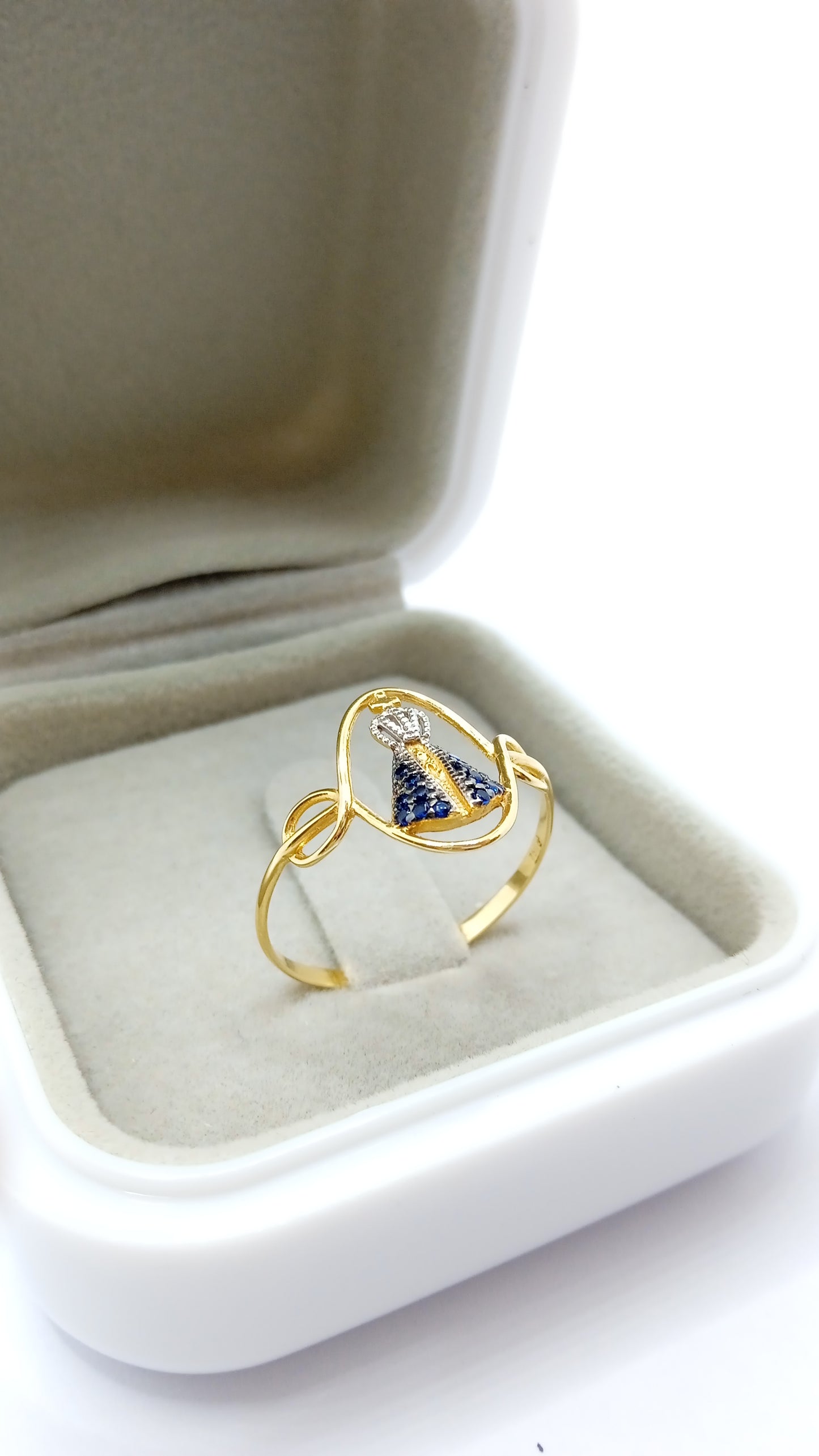 Anel Nossa Senhora Aparecida com Cristais Safira Azul em Ouro Amarelo