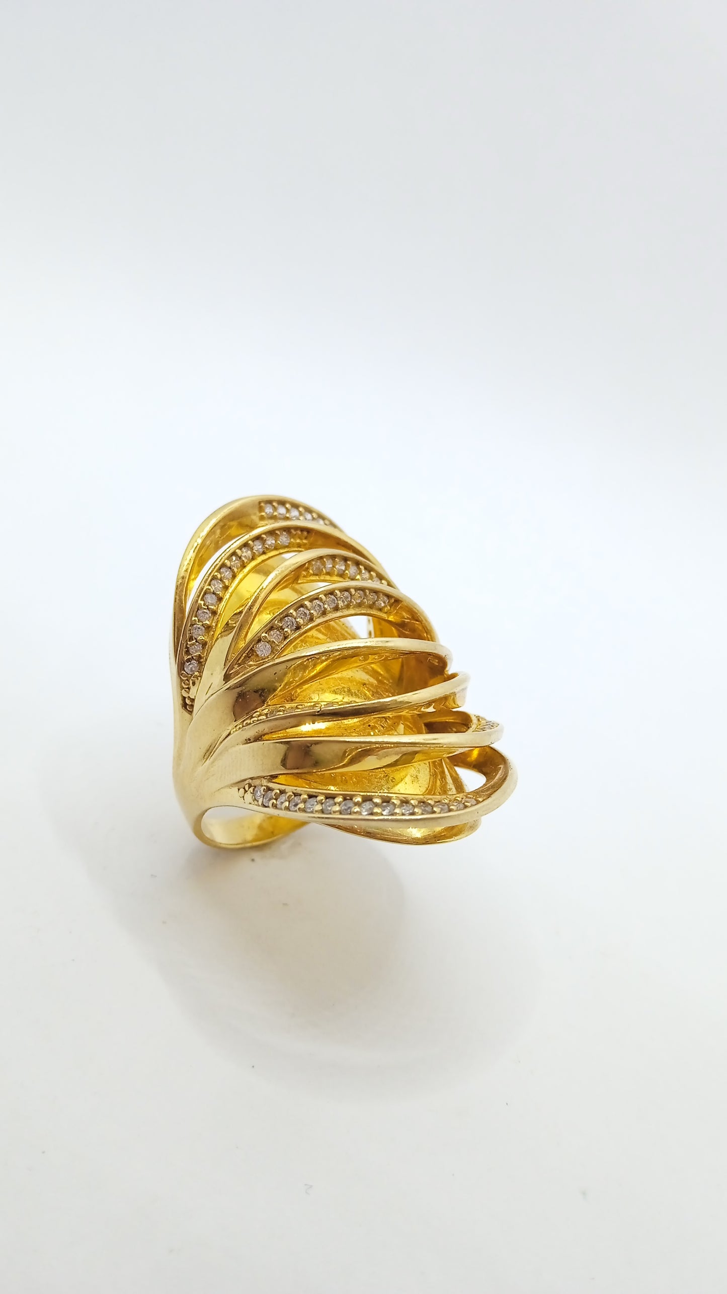 Anel em Prata, com banho em Ouro Amarelo e Cristais Brancos
