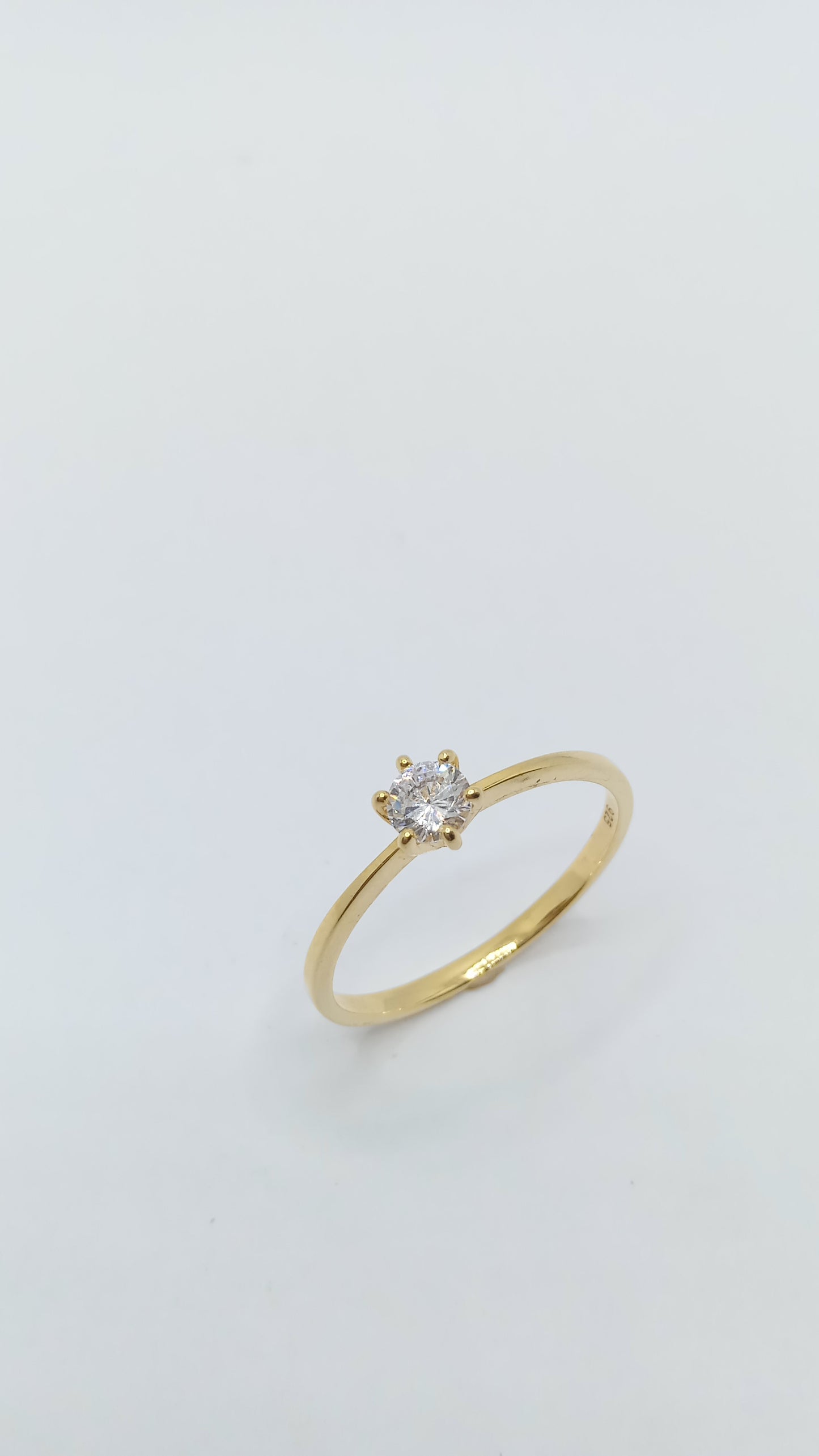 Anel em Prata com Banho em Ouro Amarelo e Cristal Branco Solitário