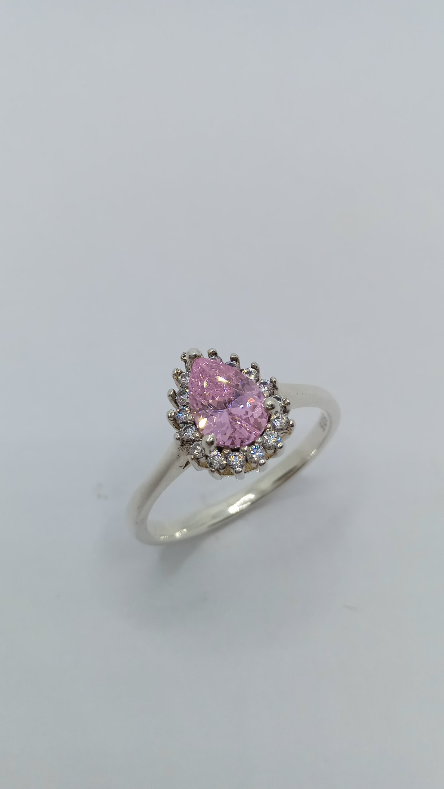 Anel em Prata com Cristal Rosa e Cristais Brancos