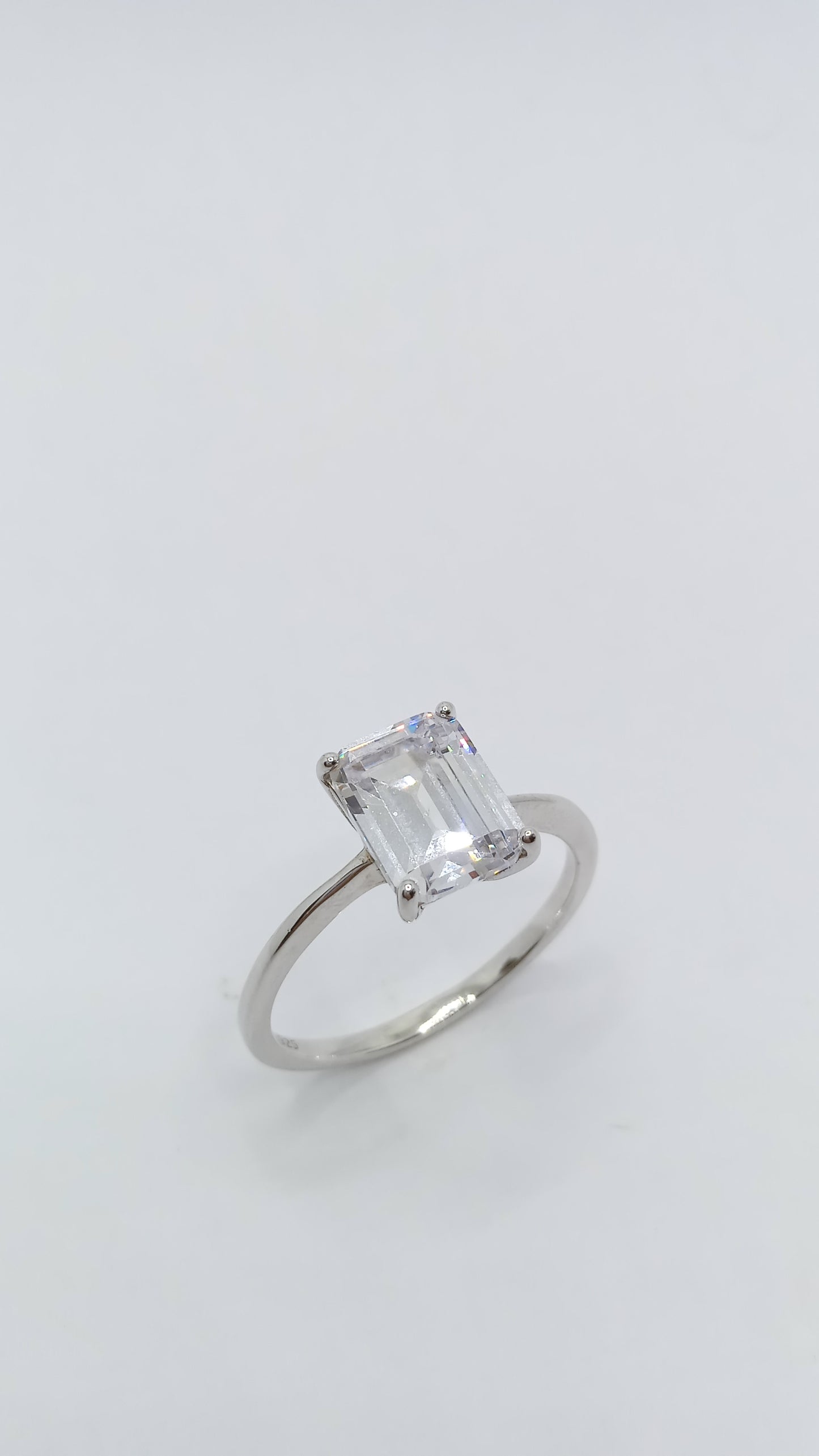 Anel em Prata Solitário com Cristal Branco