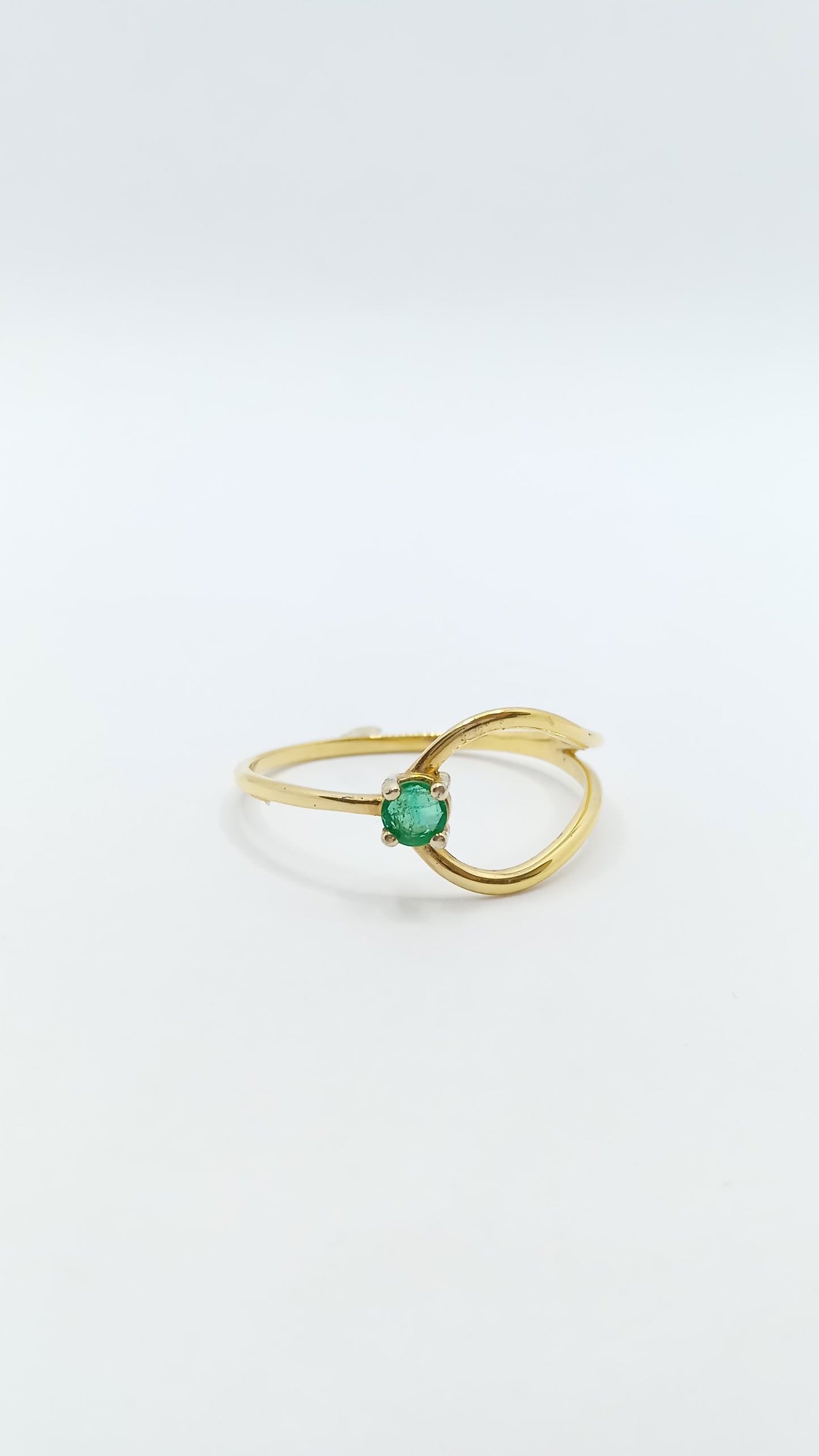 Anel em Prata com banho em Ouro Amarelo; e Cristal Esmeralda