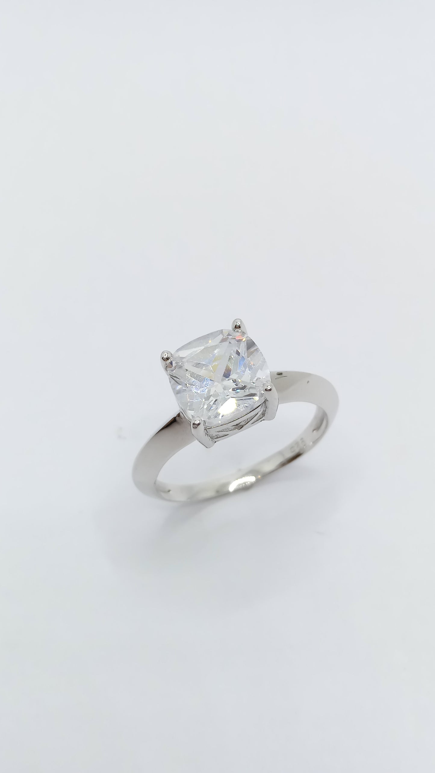 Anel em Prata Solitário com Cristal Branco