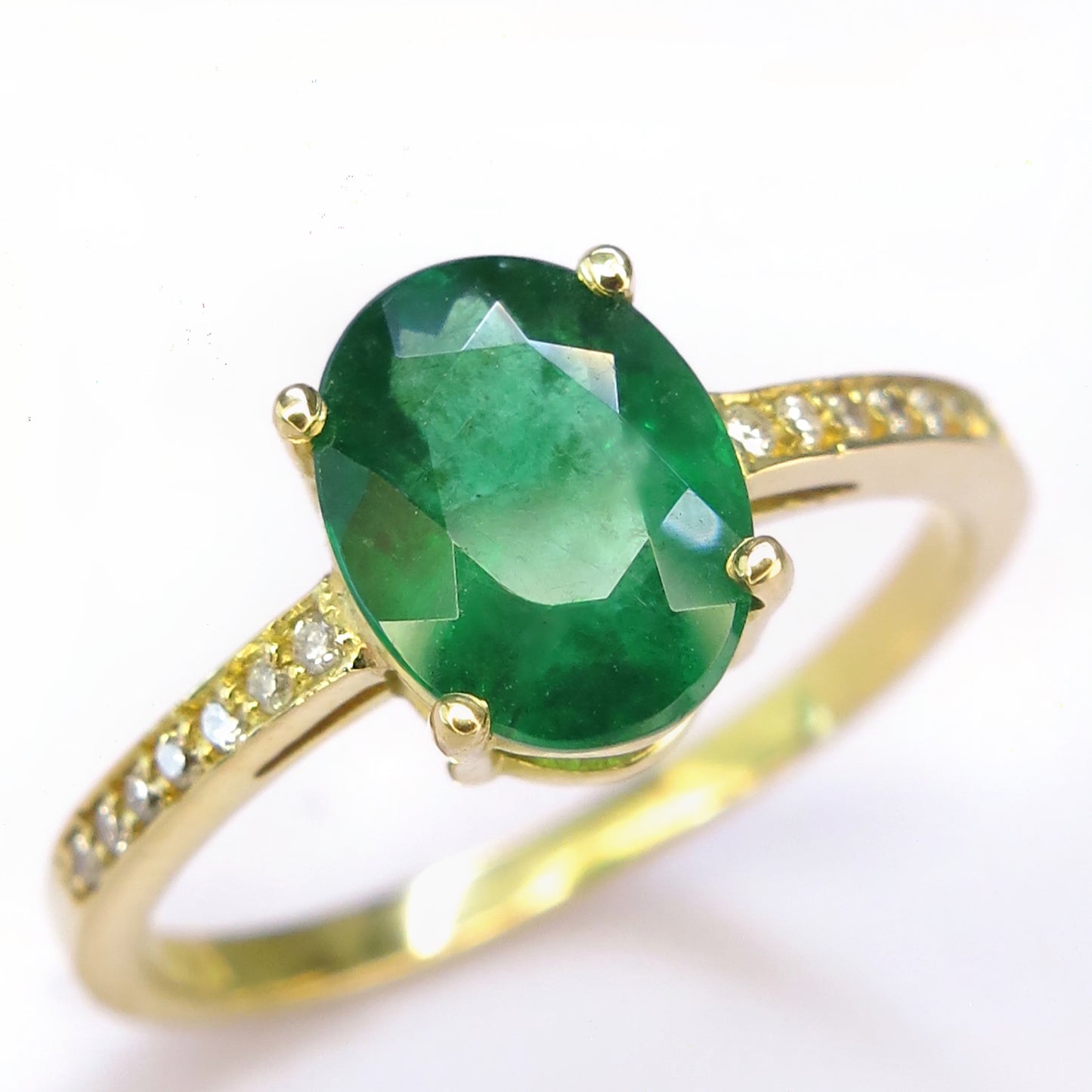 Anel em Ouro Amarelo, com Diamantes e Esmeralda