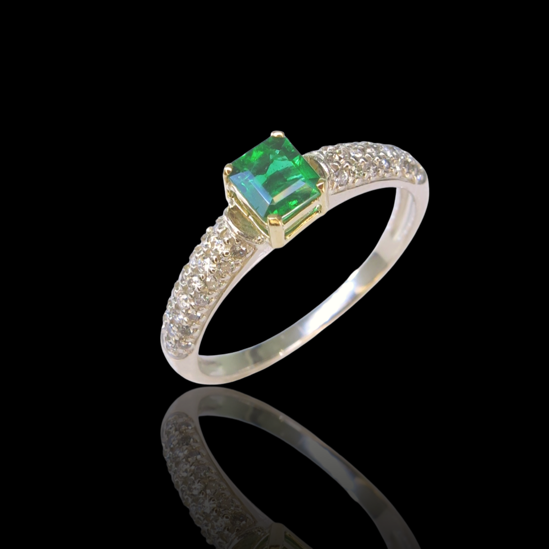 Anel em Ouro Branco e Amarelo com Diamantes e Esmeralda