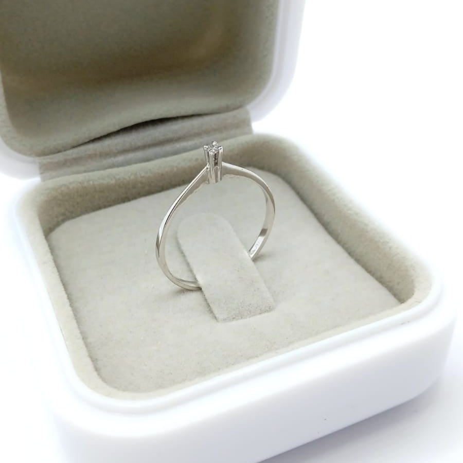 Anel Solitário com Diamante e Ouro Branco 18k
