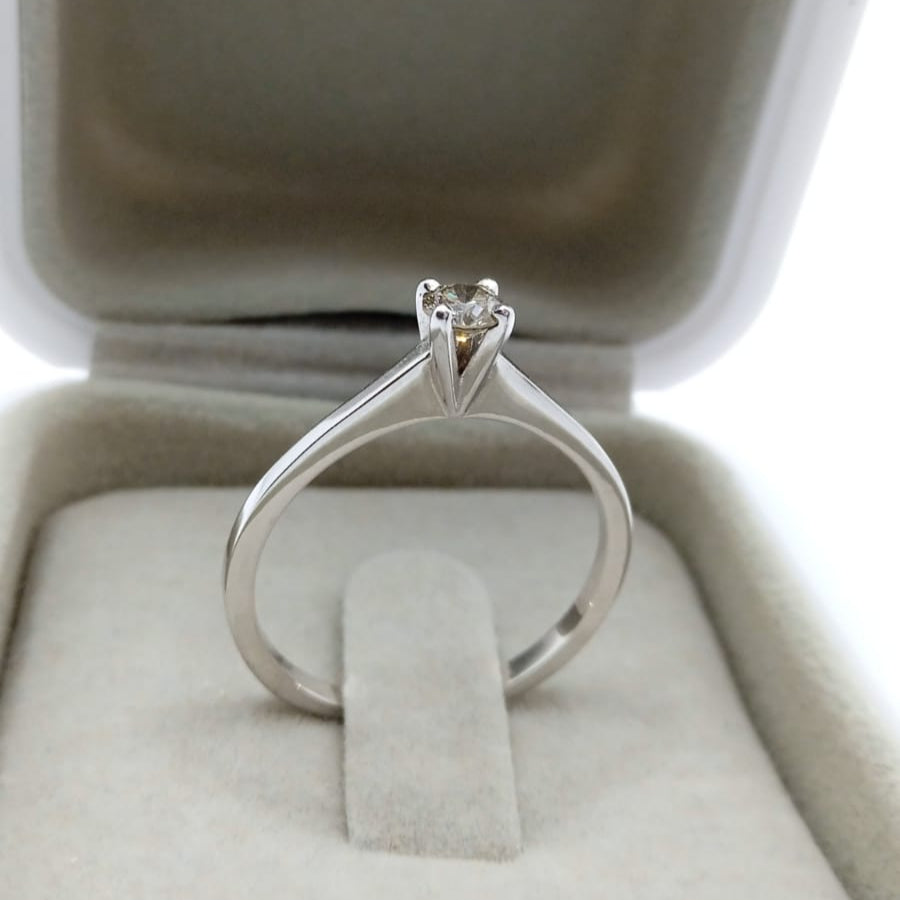 Anel Solitário com Diamante em Ouro Branco 18k