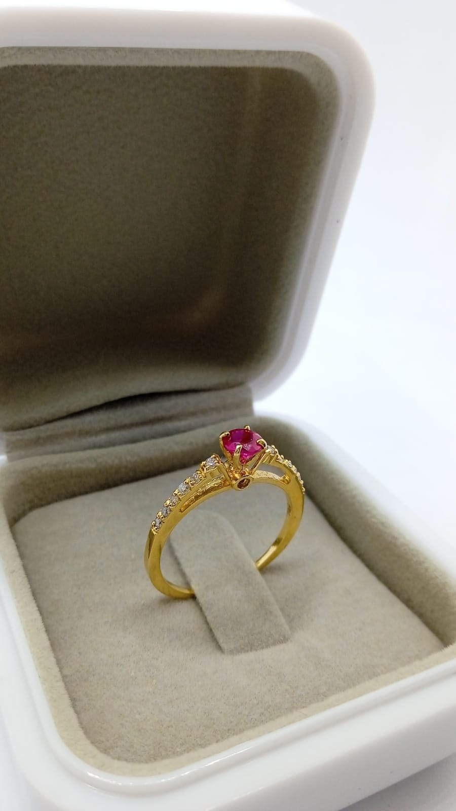 Anel com Rubi e Diamantes em Ouro Amarelo