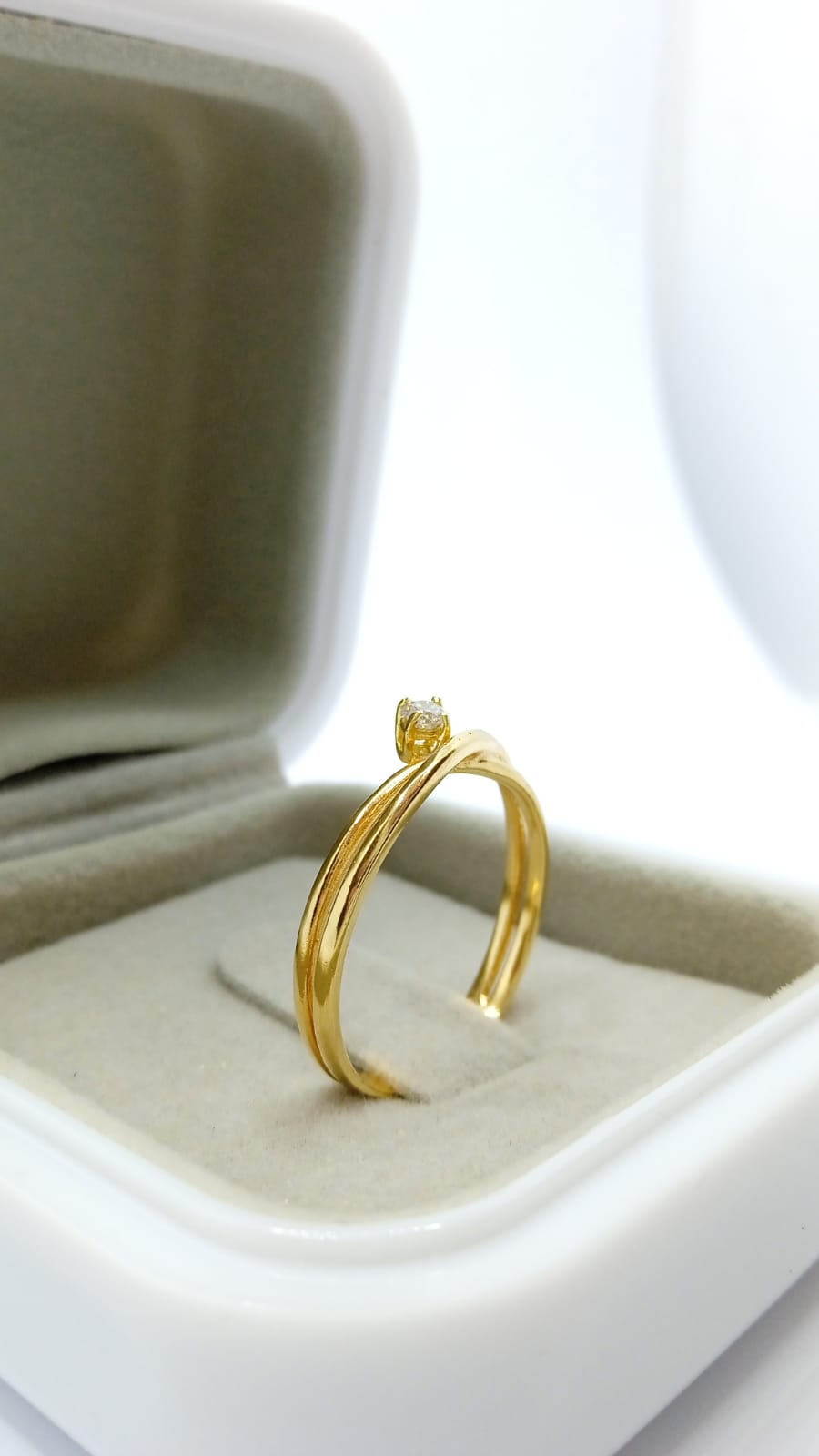 Anel com Diamante em Ouro Amarelo 18k