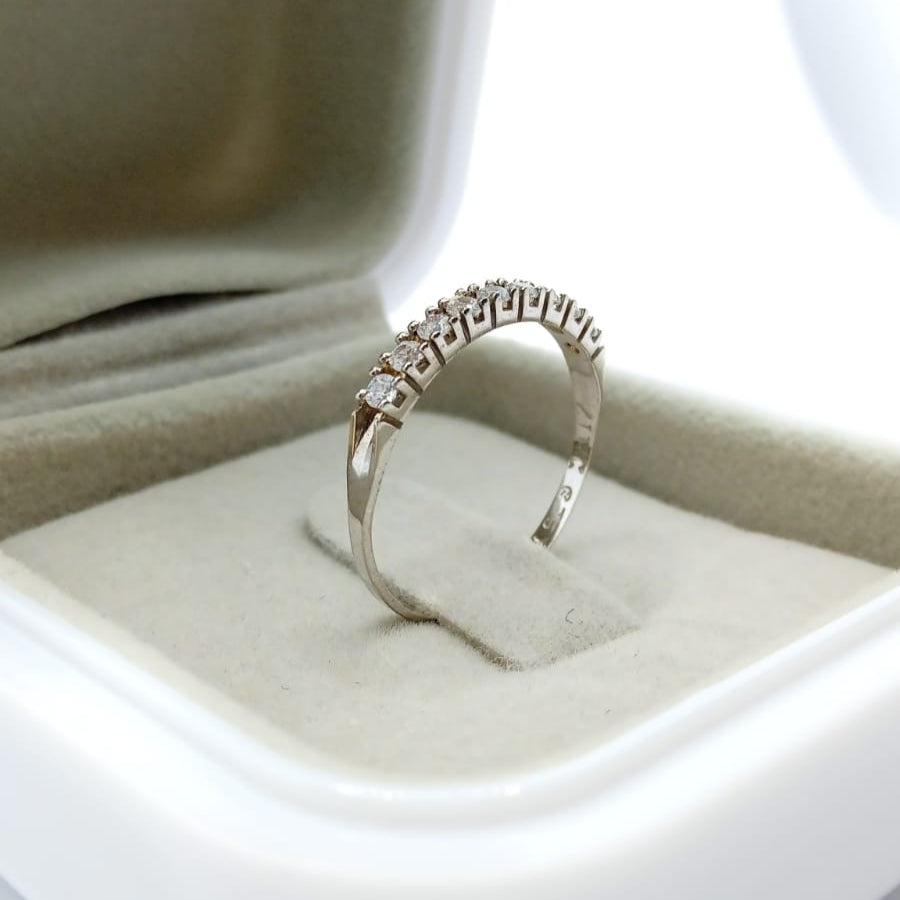 Anel Meia Aliança com Cristais Brancos em Ouro Branco 18k