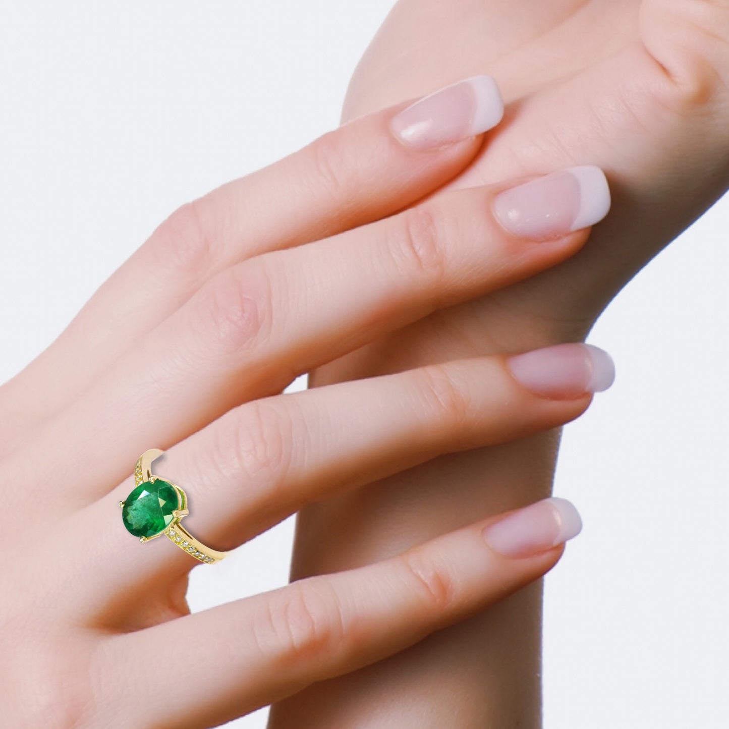 Anel em Ouro Amarelo, com Diamantes e Esmeralda