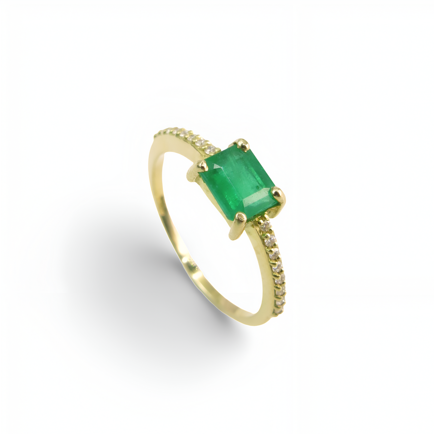 Anel em Ouro Amarelo com Diamantes e Esmeralda