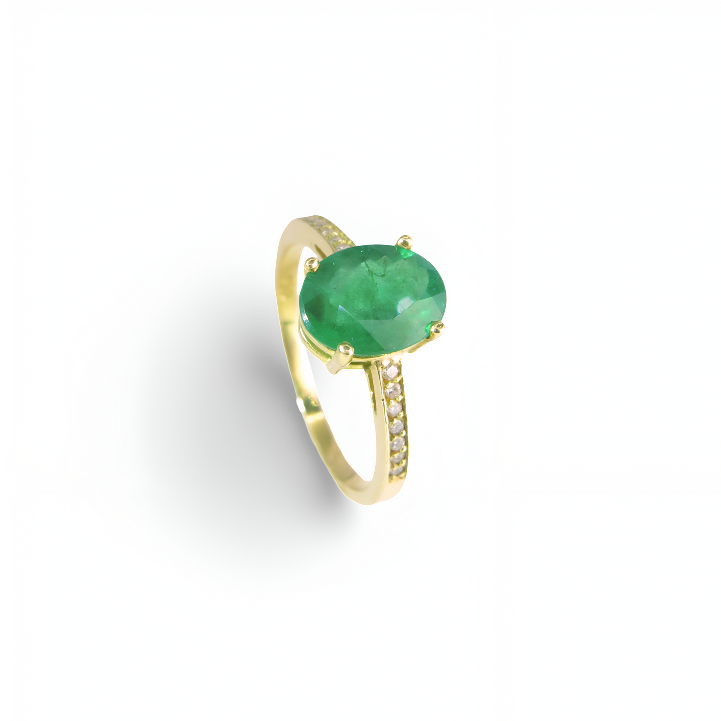 Anel em Ouro Amarelo, com Diamantes e Esmeralda