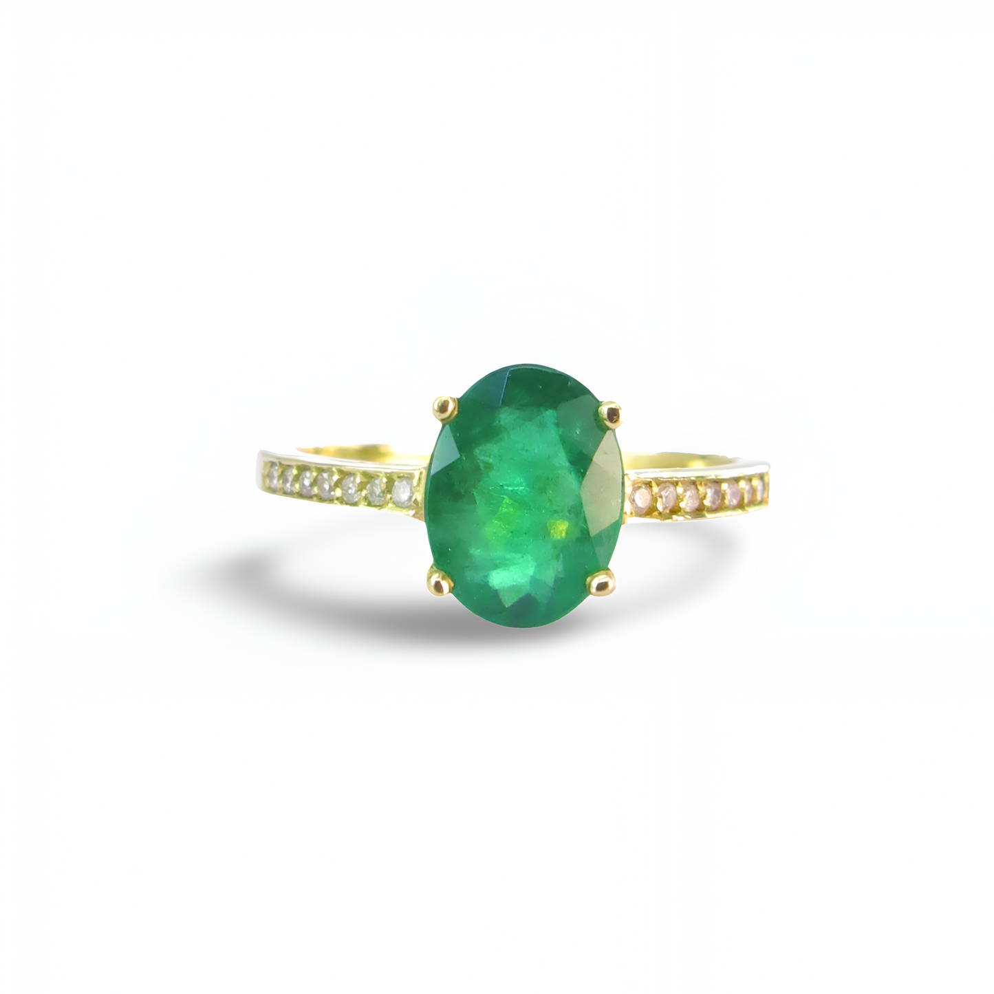 Anel em Ouro Amarelo, com Diamantes e Esmeralda