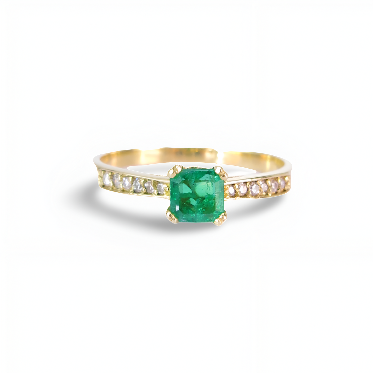 Anel em Ouro Amarelo, com Diamantes e Esmeralda