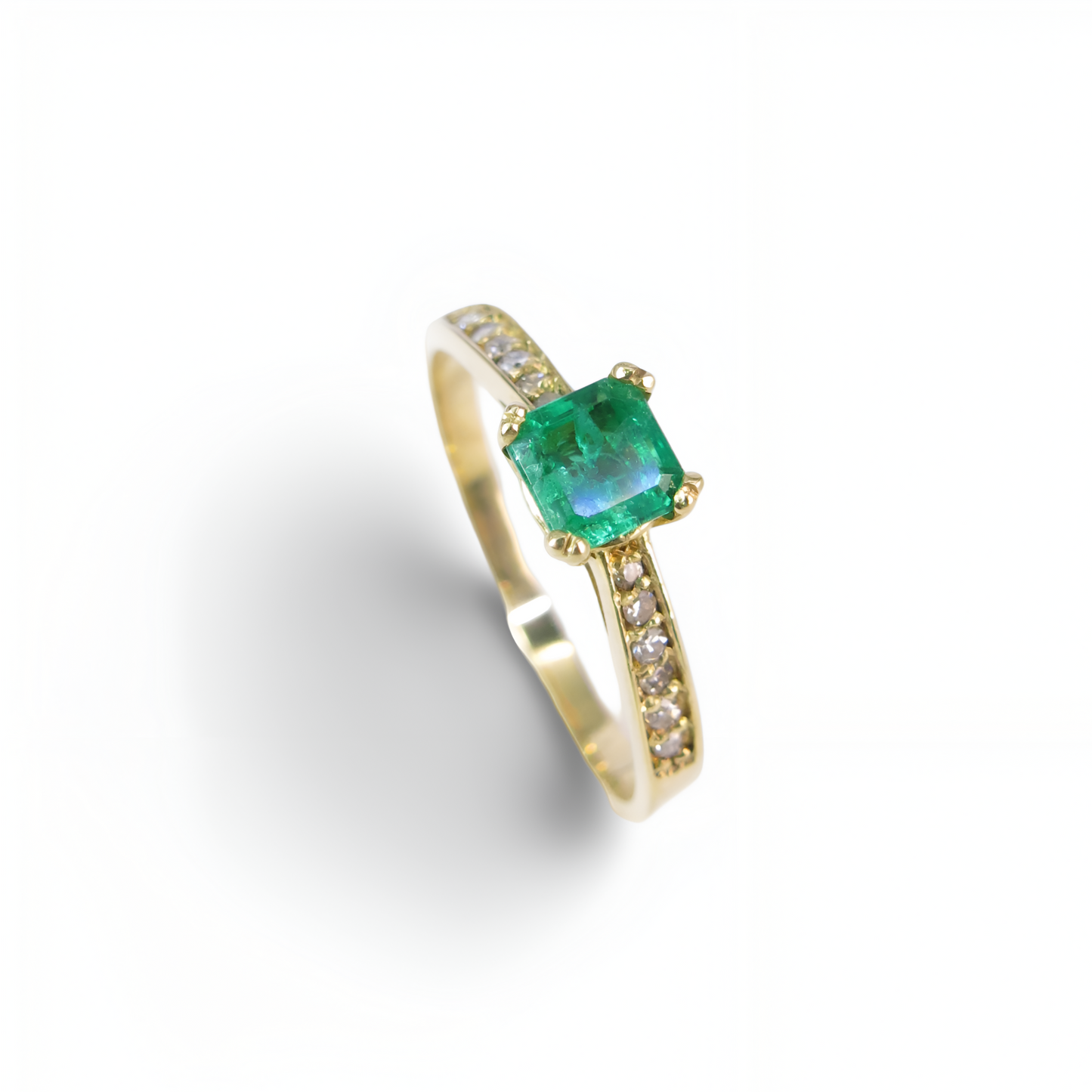 Anel em Ouro Amarelo, com Diamantes e Esmeralda