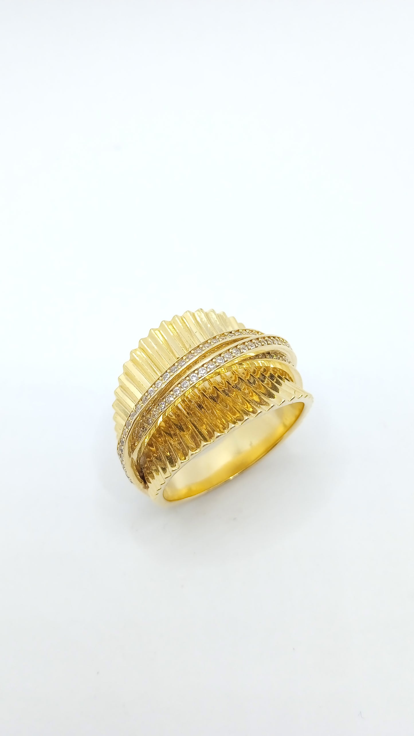 Anel em Prata com banho em Ouro Amarelo e Cristais Brancos