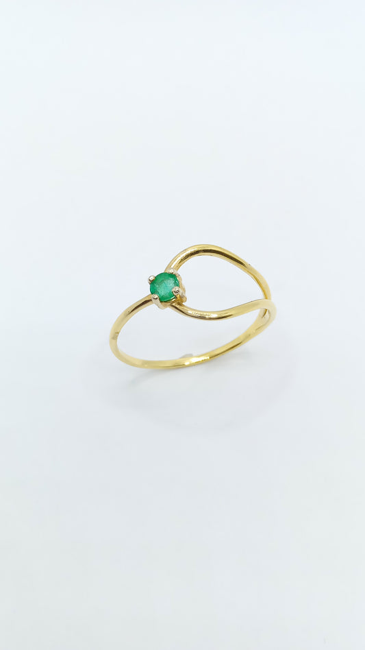 Anel em Prata com banho em Ouro Amarelo; e Cristal Esmeralda