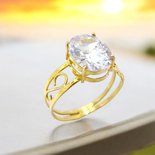 Anel com Cristal Branco e Aro Trabalhado em Ouro Amarelo