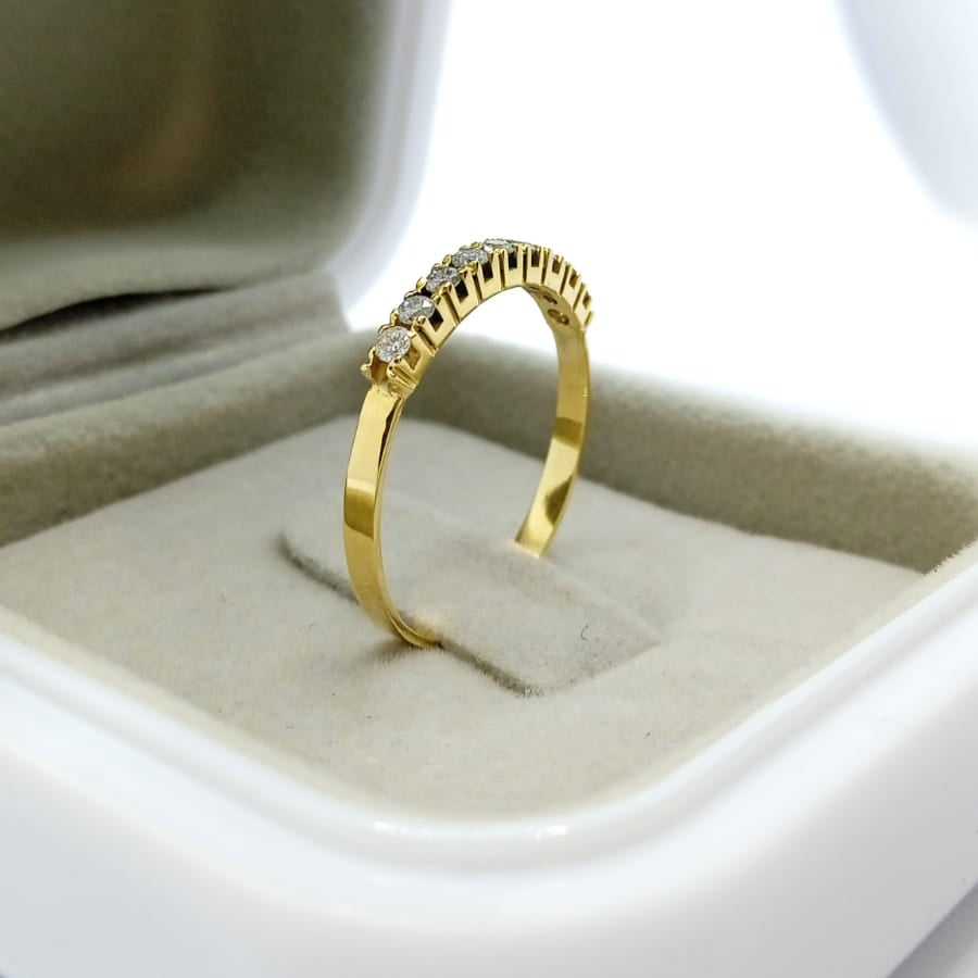Meia Aliança em Ouro 18k com Diamantes