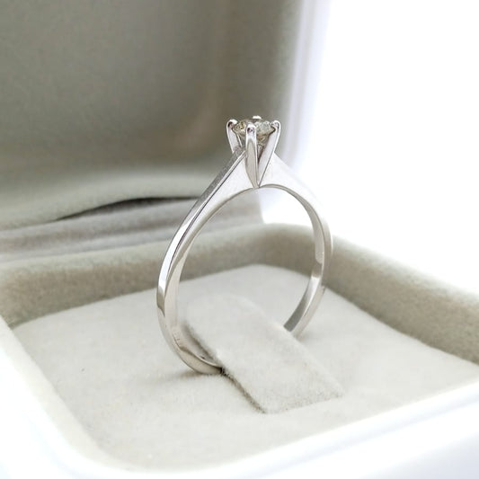 Anel Solitário com Diamante em Ouro Branco 18k