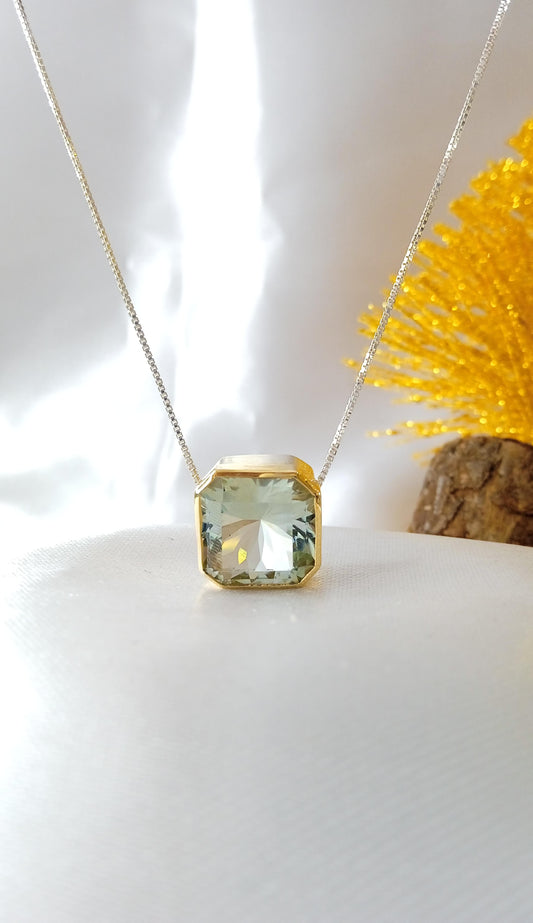 Gargantilha com Ametista Verde Quadrada em Prata e Ouro