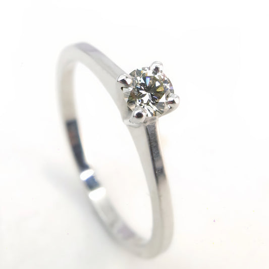 Anel Solitário com Diamante em Ouro Branco