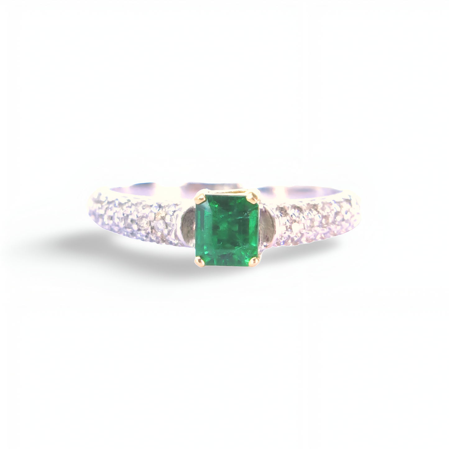 Anel em Ouro Branco e Amarelo com Diamantes e Esmeralda