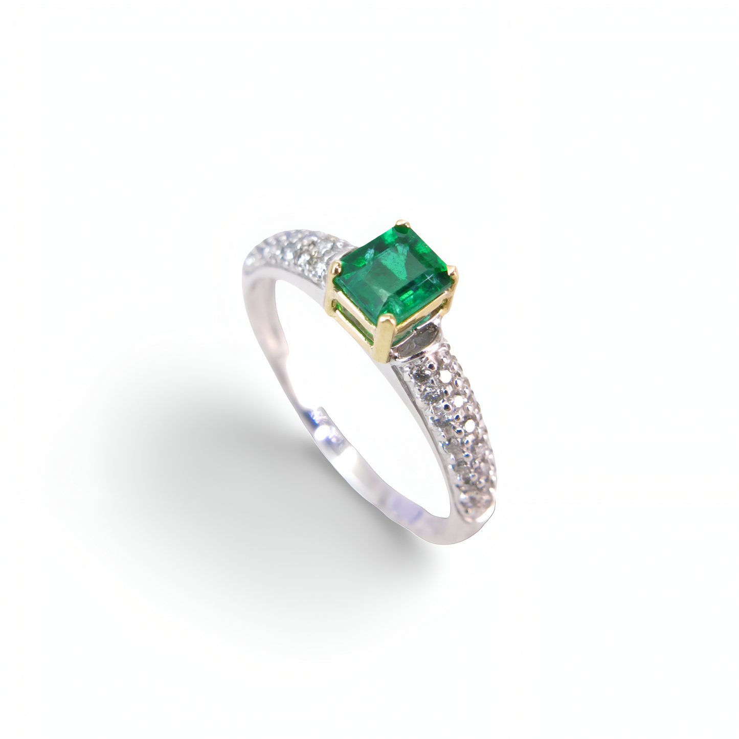 Anel em Ouro Branco e Amarelo com Diamantes e Esmeralda