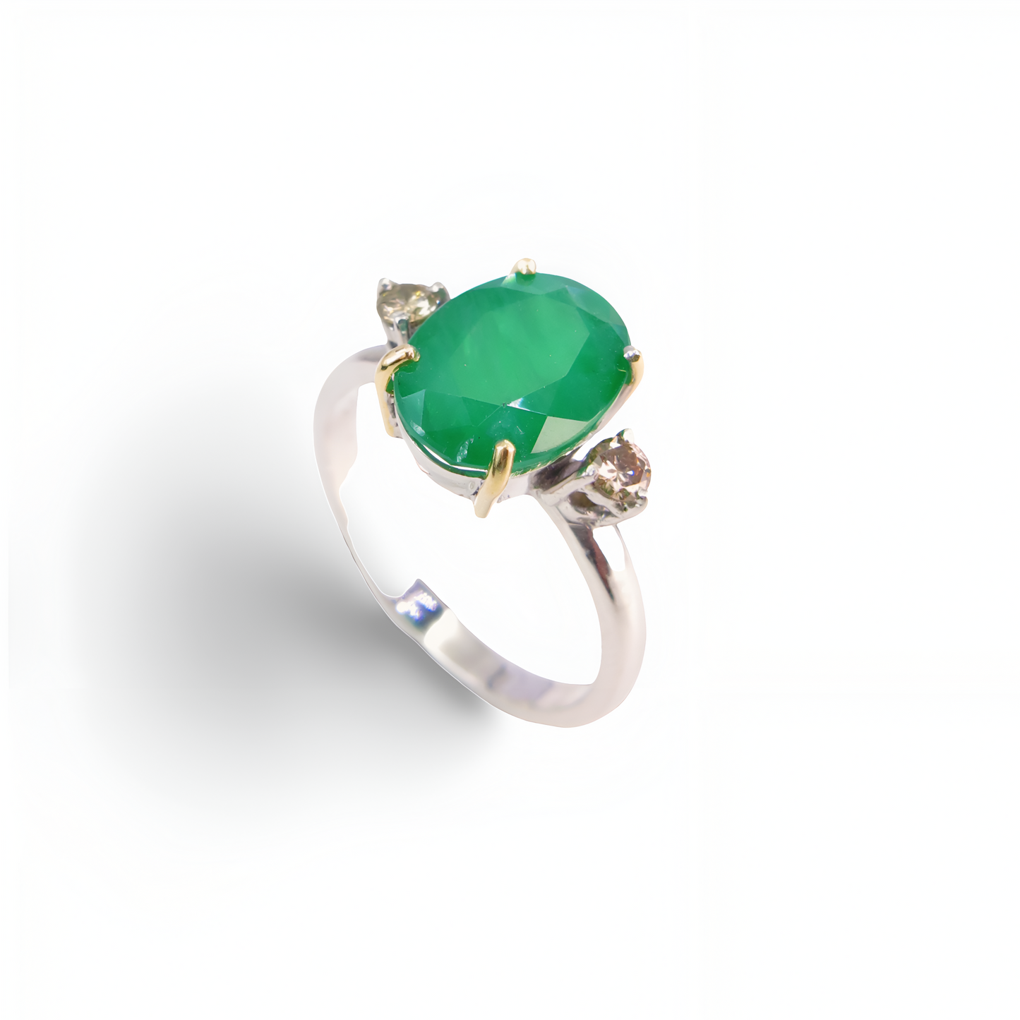 Anel de Esmeralda Oval e Diamantes em Prata e Ouro