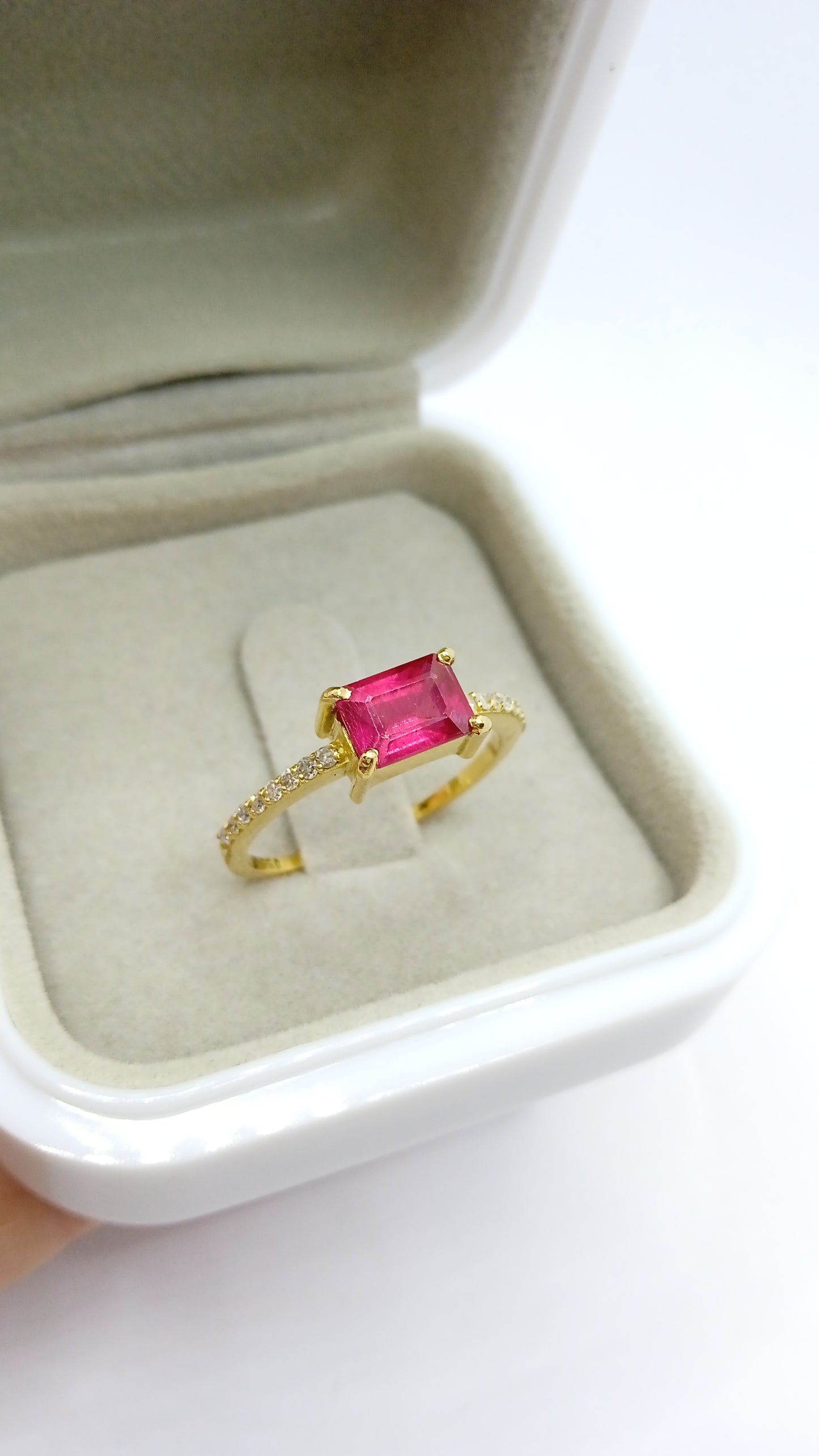 Anel com Rubi e Diamantes em Ouro